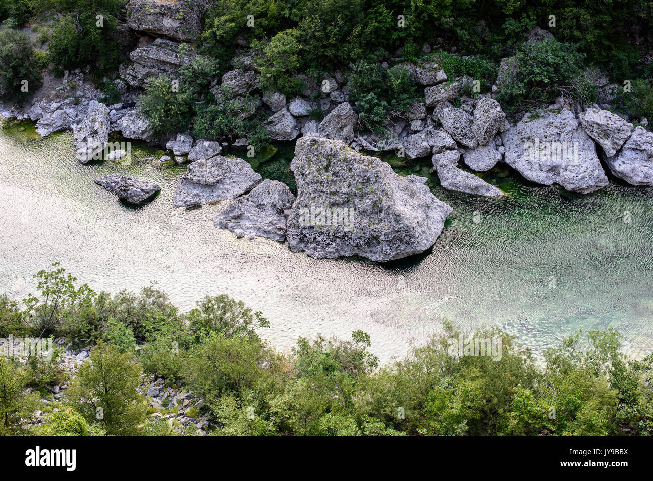 River Canyon mit Steinen in Montenegro. Riverbed. Stockfoto