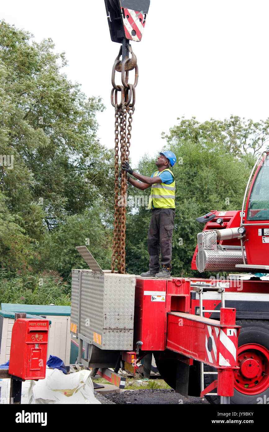 Mann bei der Arbeit Kran Hubketten an Enslow Marina entlang der South Oxford Canal Stockfoto