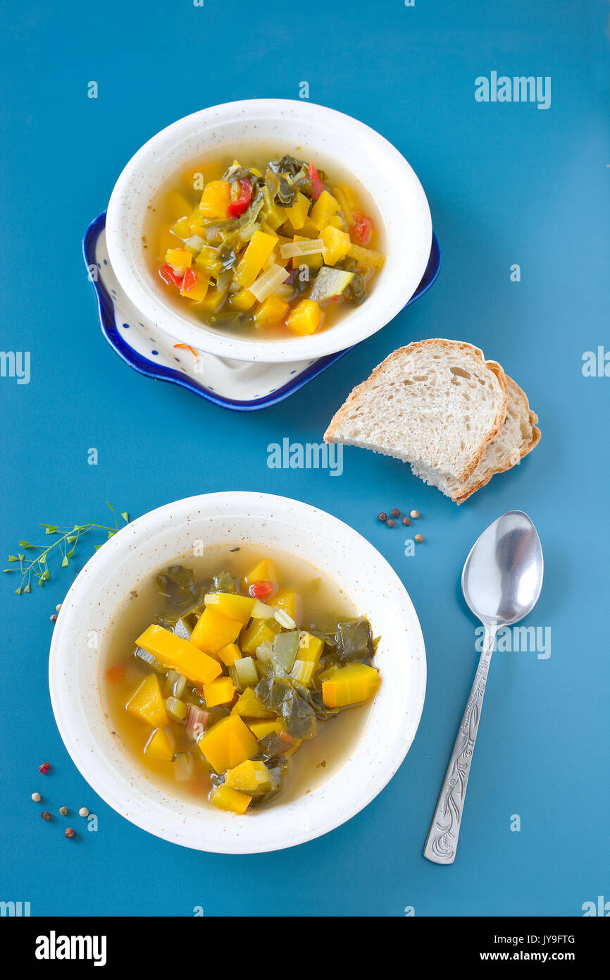 Gemüsesuppe mit gewürfelten grüne und gelbe Zucchini. Stockfoto