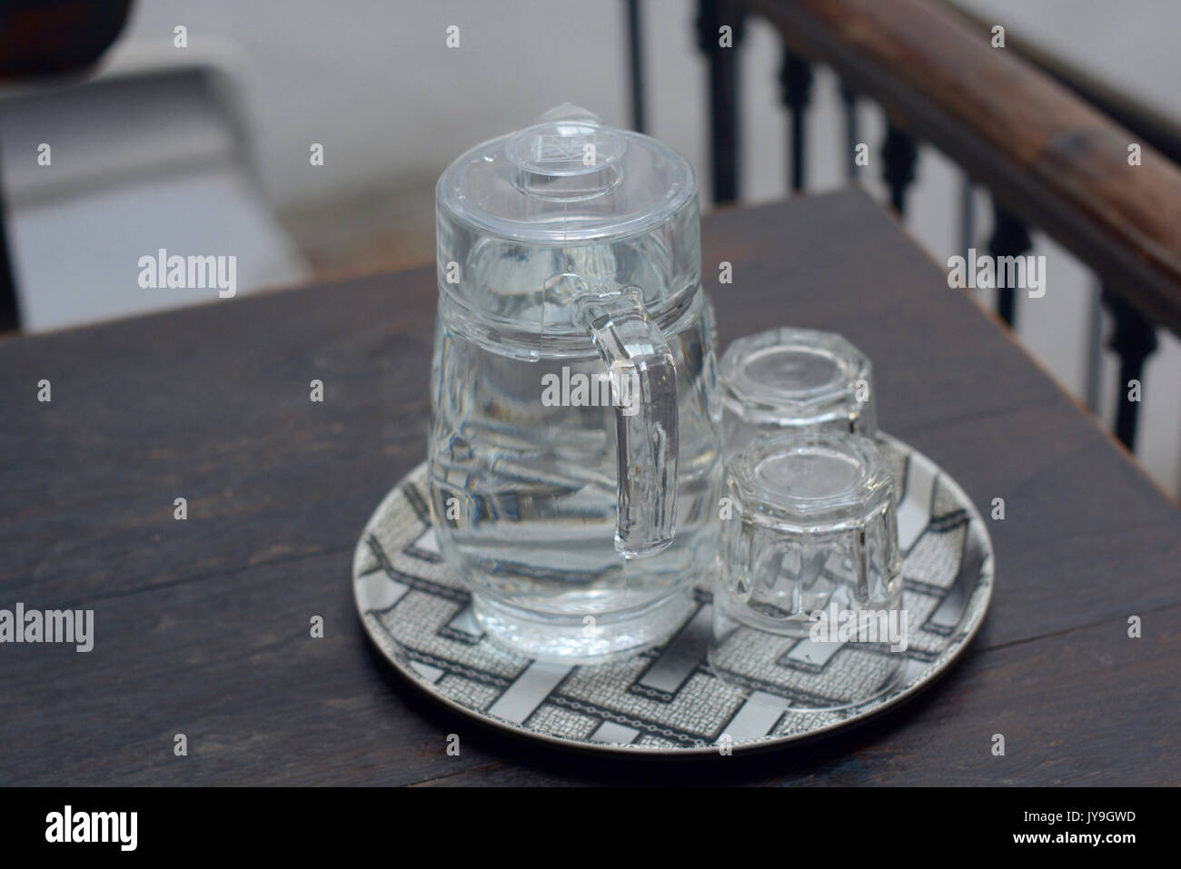 Gläser Wasser sind auf einem Schild an der hölzernen Tisch Stockfoto