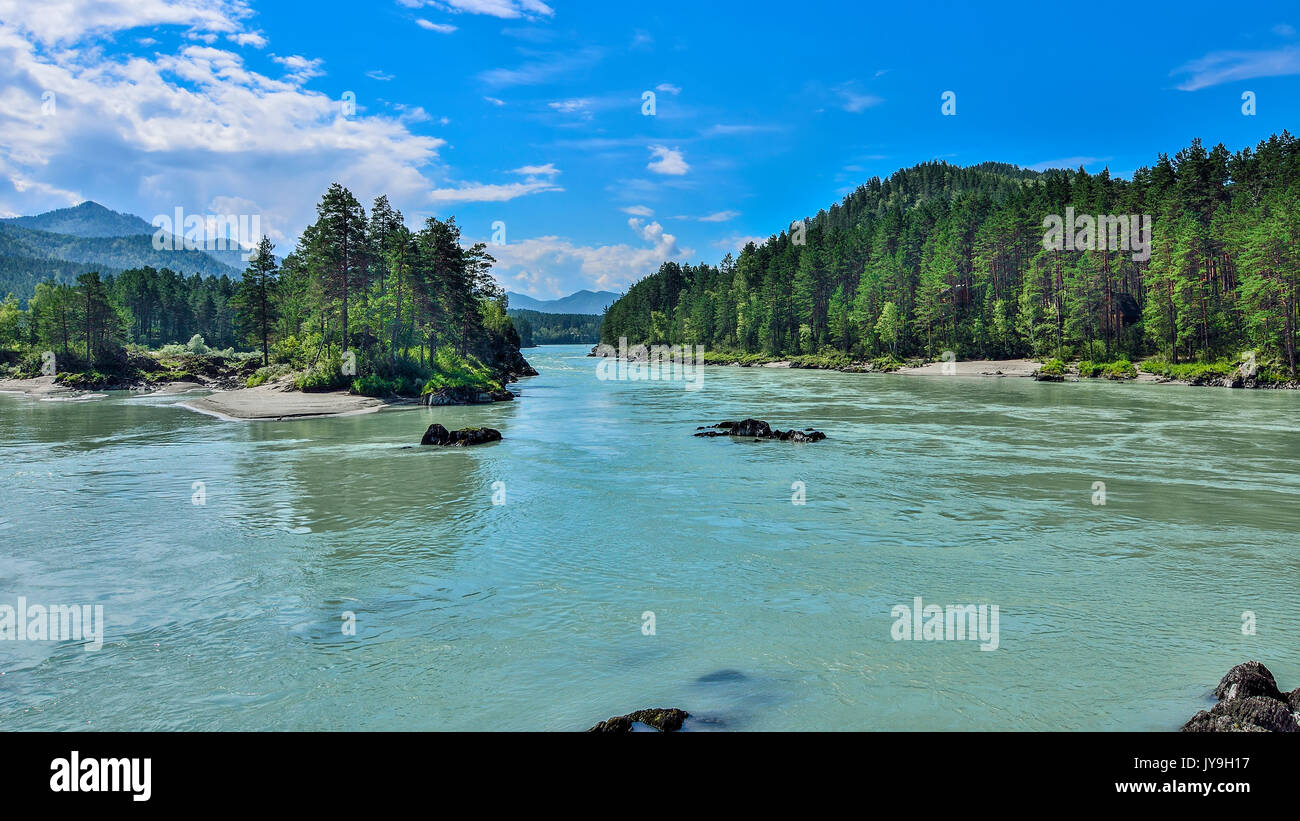 Erstaunlich Turquoise Mountain River mit Stromschnellen zwischen bewaldeten Ufern - sonnigen Sommer Landschaft Stockfoto