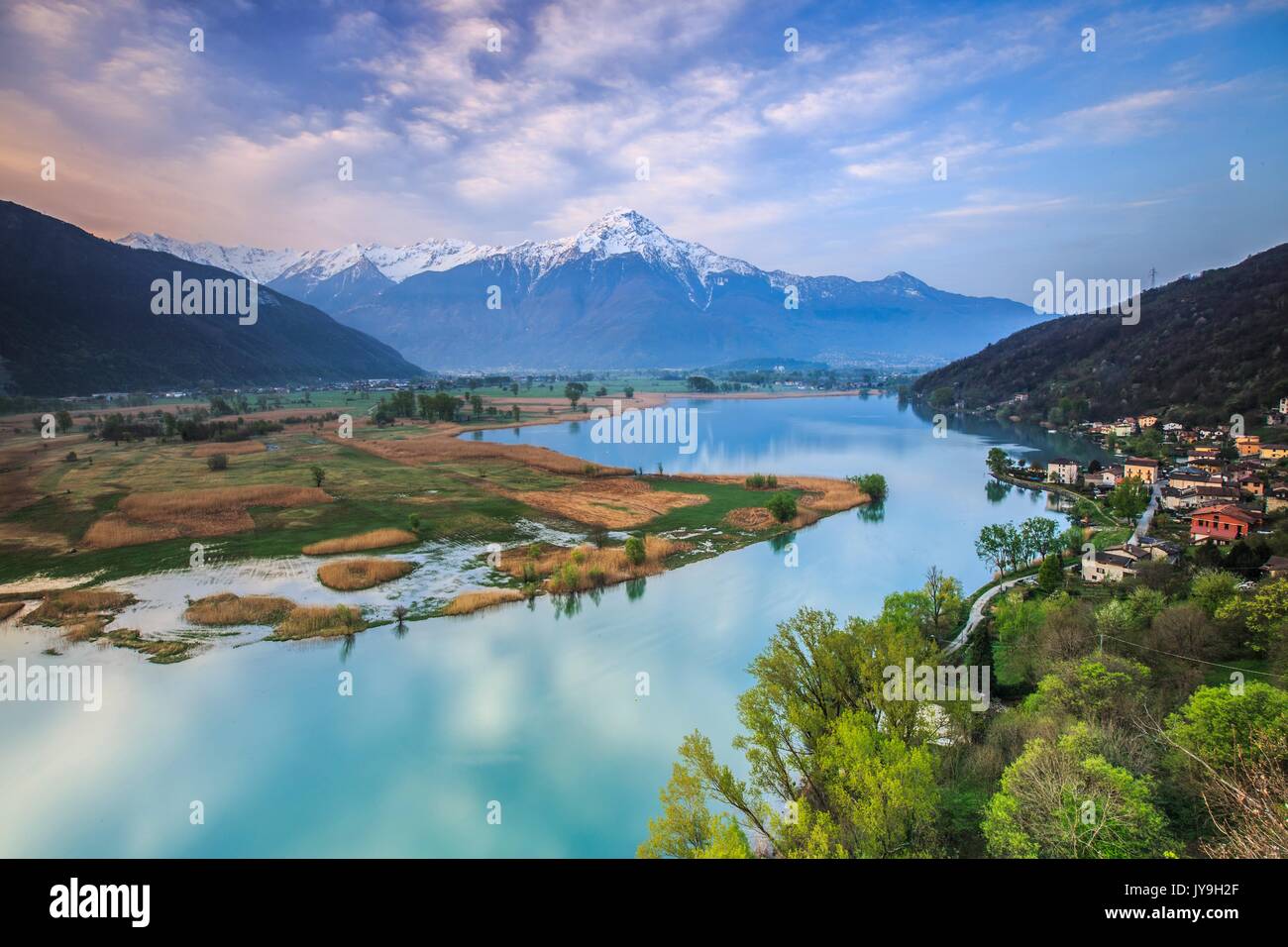 Sonnenaufgang von dascio mit Blick auf Pian di Spagna und legnone. valchiavenna. Lombardei, Italien, Europa Stockfoto