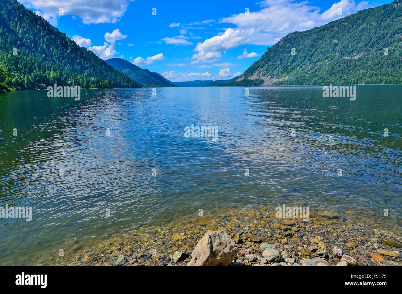 Transparente saubersten Wasser der Teletskoye oder Golden Lake, Altai Gebirge Sommer Landschaft, Russland, Küste mit Kieselsteinen im Vordergrund Stockfoto