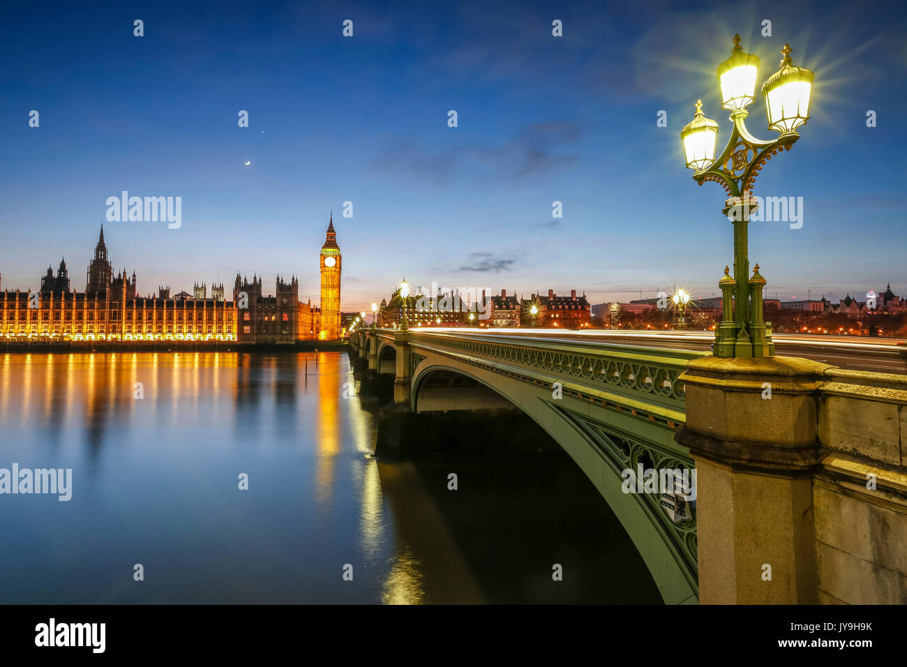 Nachtansicht von Palast von Westminster und Big Ben auf der Themse widerspiegelt. Stockfoto