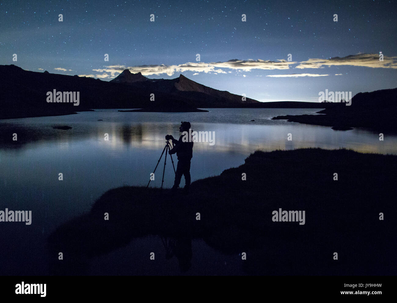 Fotograf bewundert Reflexion über rosset See bei Nacht. Nationalpark Gran Paradiso. Alpi graie Stockfoto