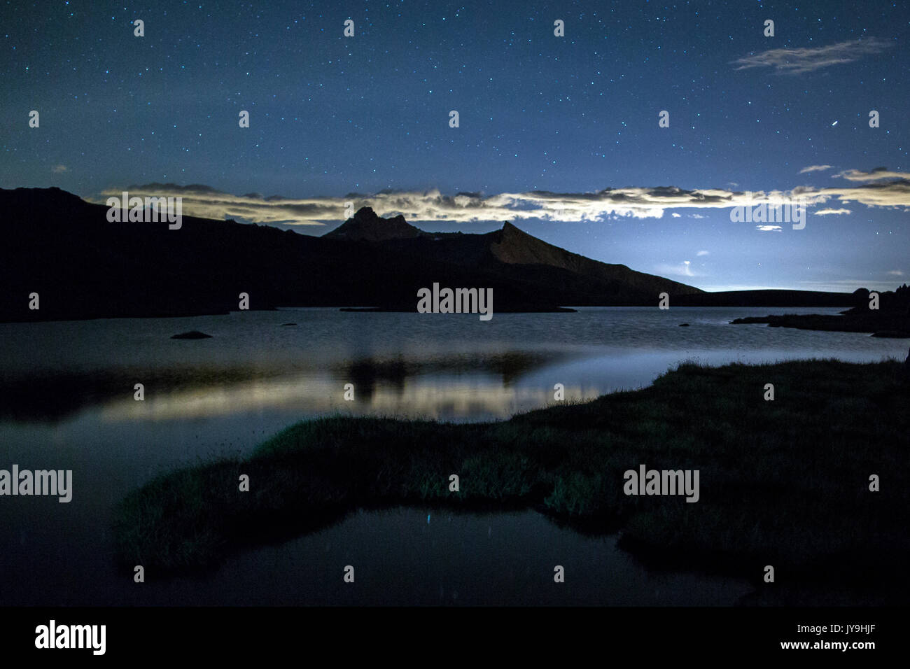 Sternenhimmel auf Gran Paradiso Bereich Blick vom See rosset. Alpi graie. Berg nivolet. Stockfoto