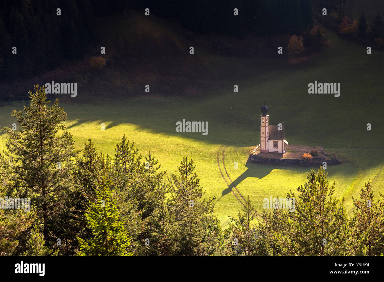 Herbst Blick auf die Kirche von San Giovanni in ranui. val di Funes. Südtirol Dolomiten Italien Stockfoto