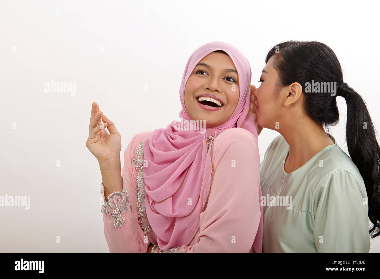 Zwei Mädchen im Teenager-Alter klatschen auf den weißen Hintergrund Stockfoto