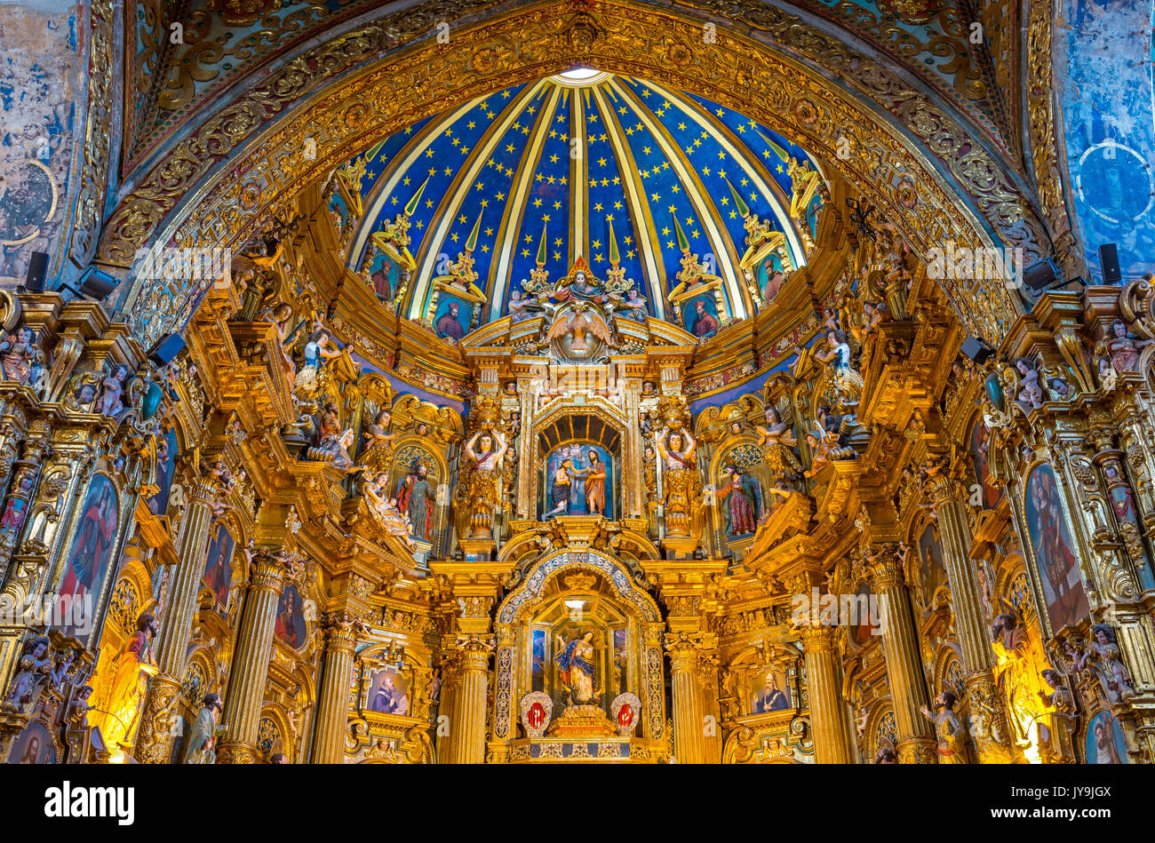 Die barocke Kirche San Francisco mit der Jungfrau von Quito im Kloster in der Altstadt von Quito, Ecuador. Stockfoto Die barocke Kirche San Francisco mit der Jungfrau von Quito im Kloster in der Altstadt von Quito, Ecuador. Stockfoto