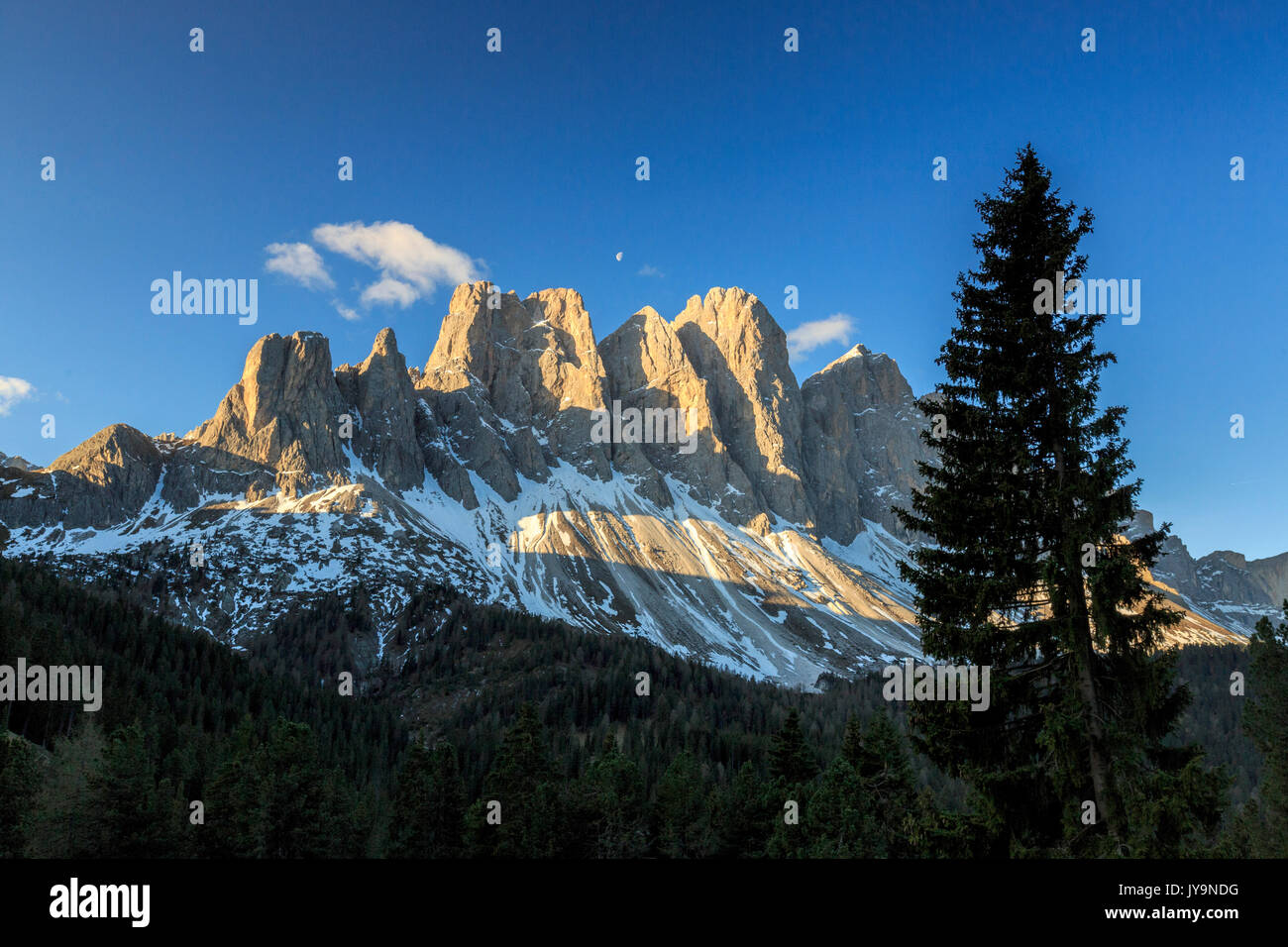 Die Gruppe der Geisler und seine Gipfel bei Sonnenaufgang.  St. Magdalena Villnösser Tal Südtirol Dolomiten Italien Europa Stockfoto