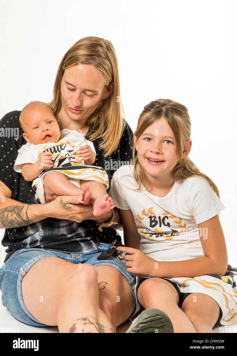 Studio-Porträt der Mutter, 7 jährige Tochter & 7 Wochen altes baby Stockfoto