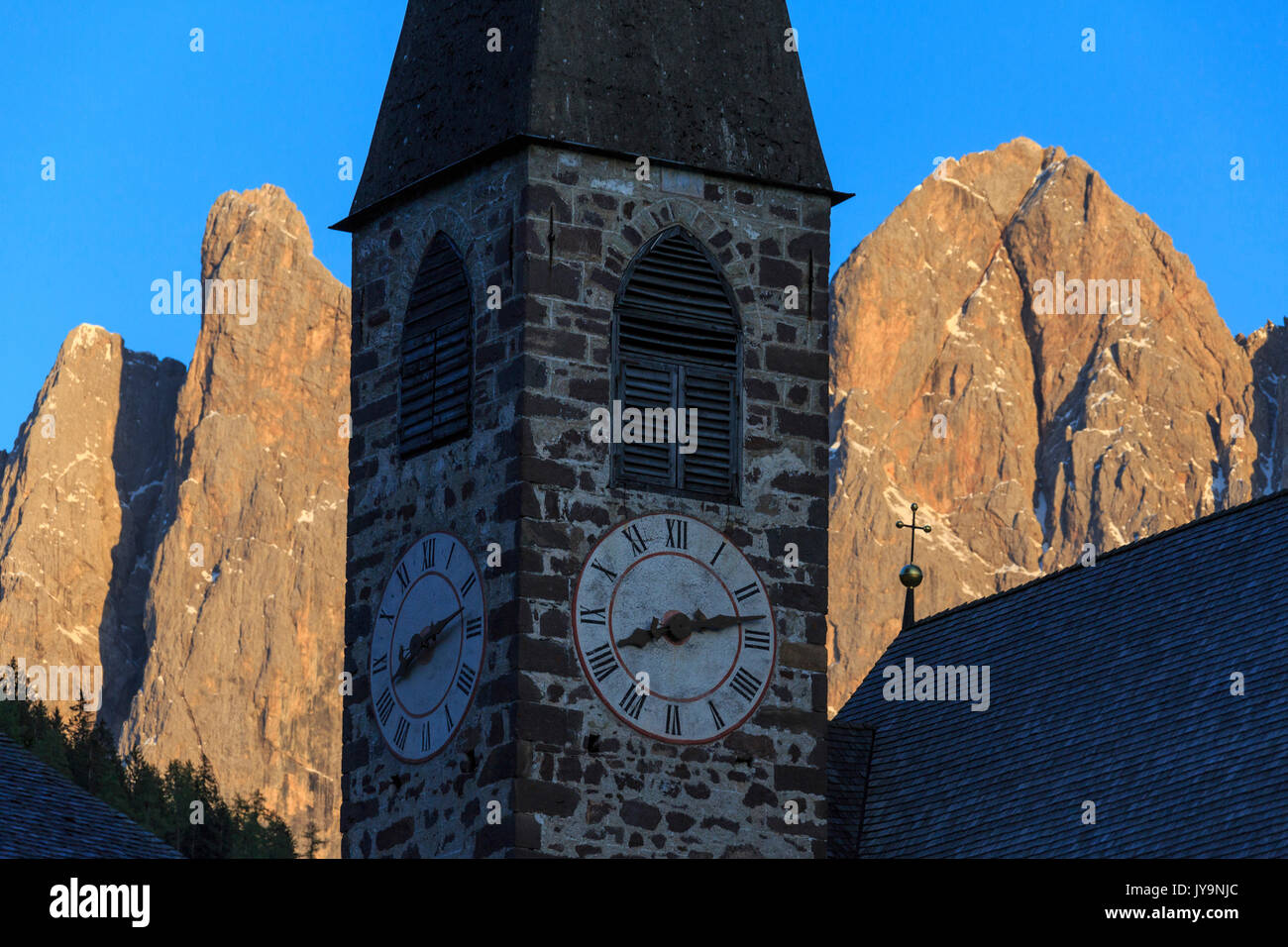 Die Kirche von Ranui und der Geisler-Gruppe im Hintergrund. St. Magdalena Villnösser Tal-Dolomiten-Südtirol-Italien-Europa Stockfoto