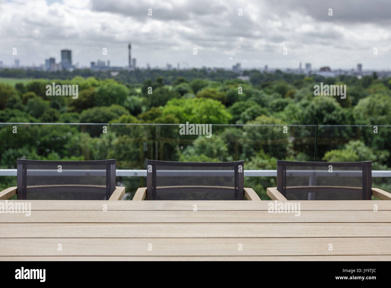 Stilvolle Dachterrasse mit Blick über das Regent's Park in London Stockfoto