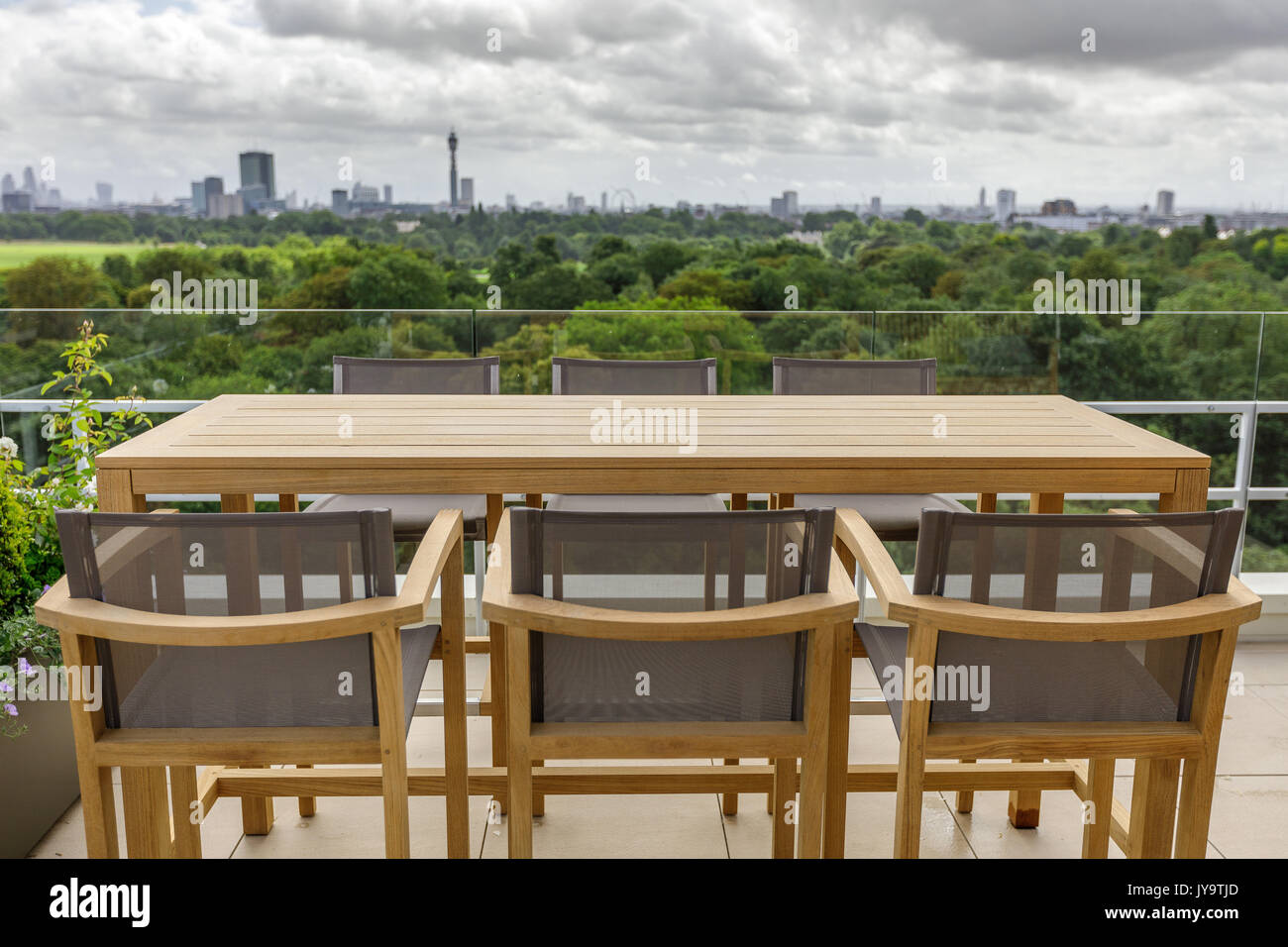 Stilvolle Dachterrasse mit Blick über das Regent's Park in London Stockfoto