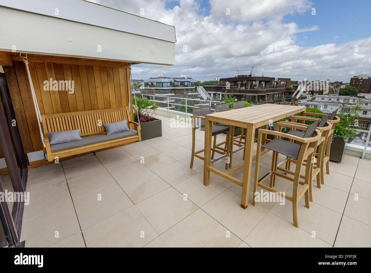 Stilvolle Dachterrasse mit Blick über das Regent's Park in London Stockfoto