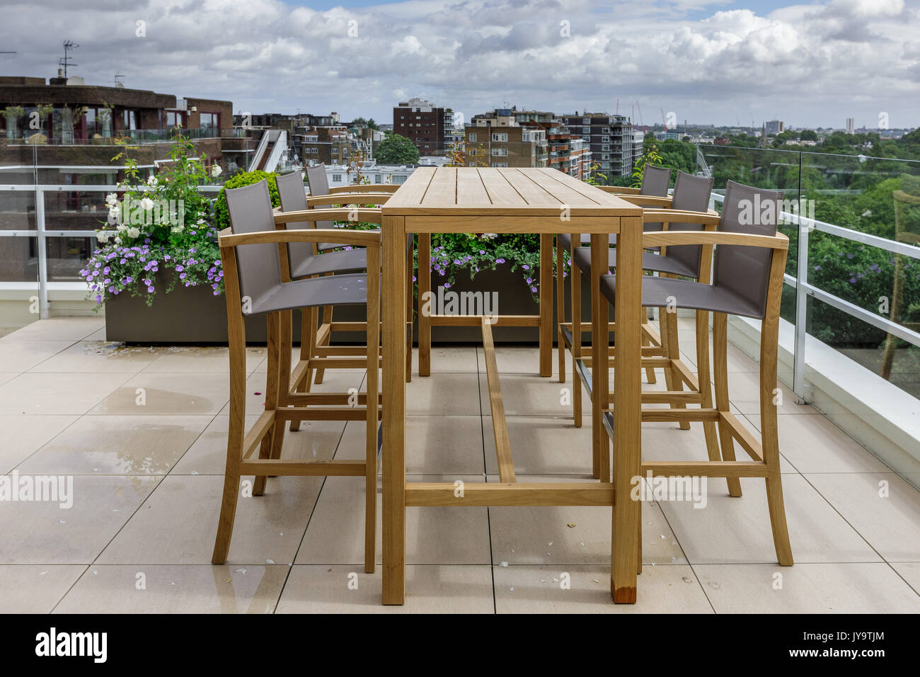 Stilvolle Dachterrasse mit Blick über das Regent's Park in London Stockfoto