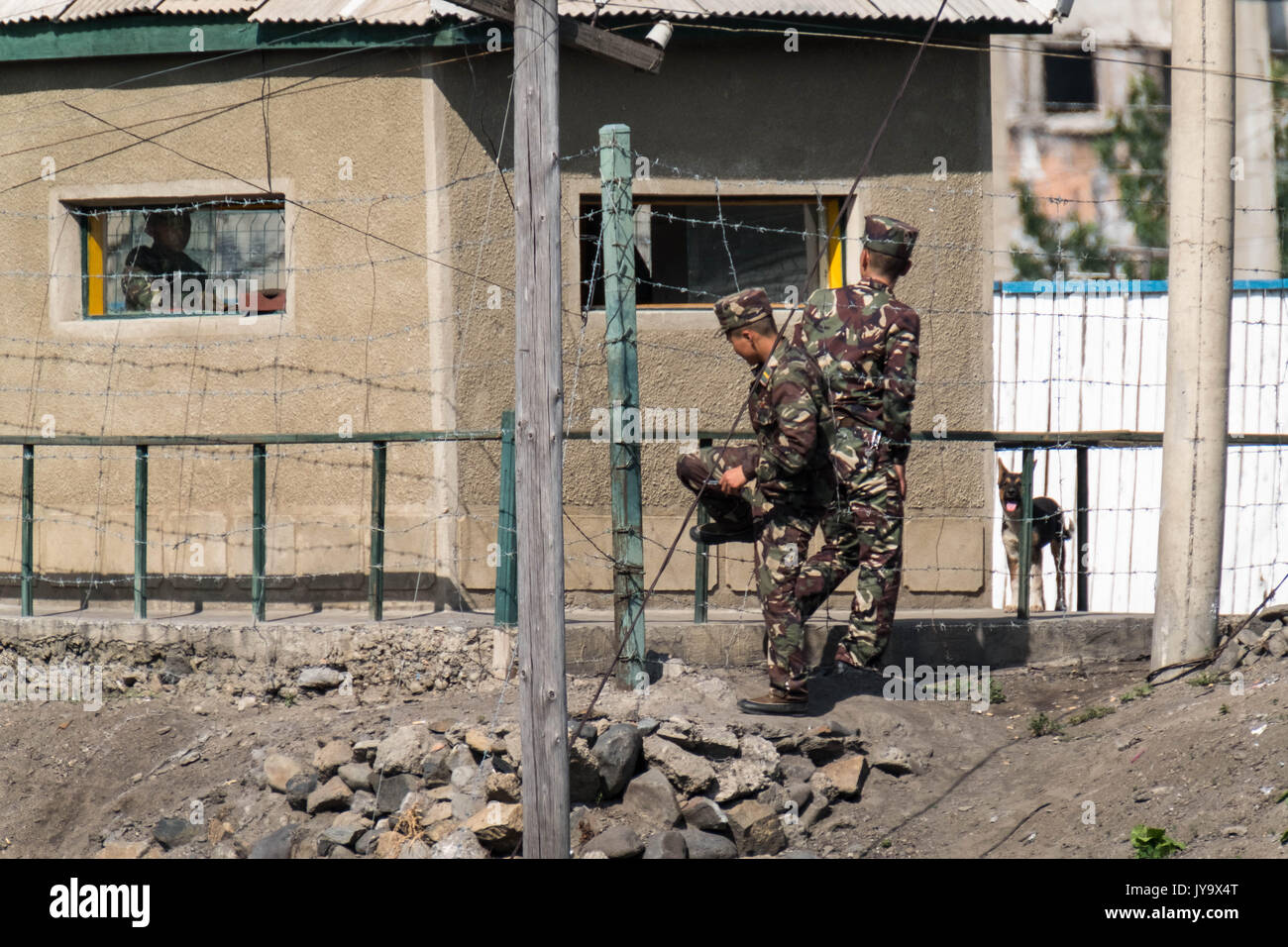 Hyesan, Ryanggang Provinz, Nordkorea - August 7, 2017: Soldaten bewacht die Bank von der Yalu an der Grenze zu Changbai, China. Stockfoto