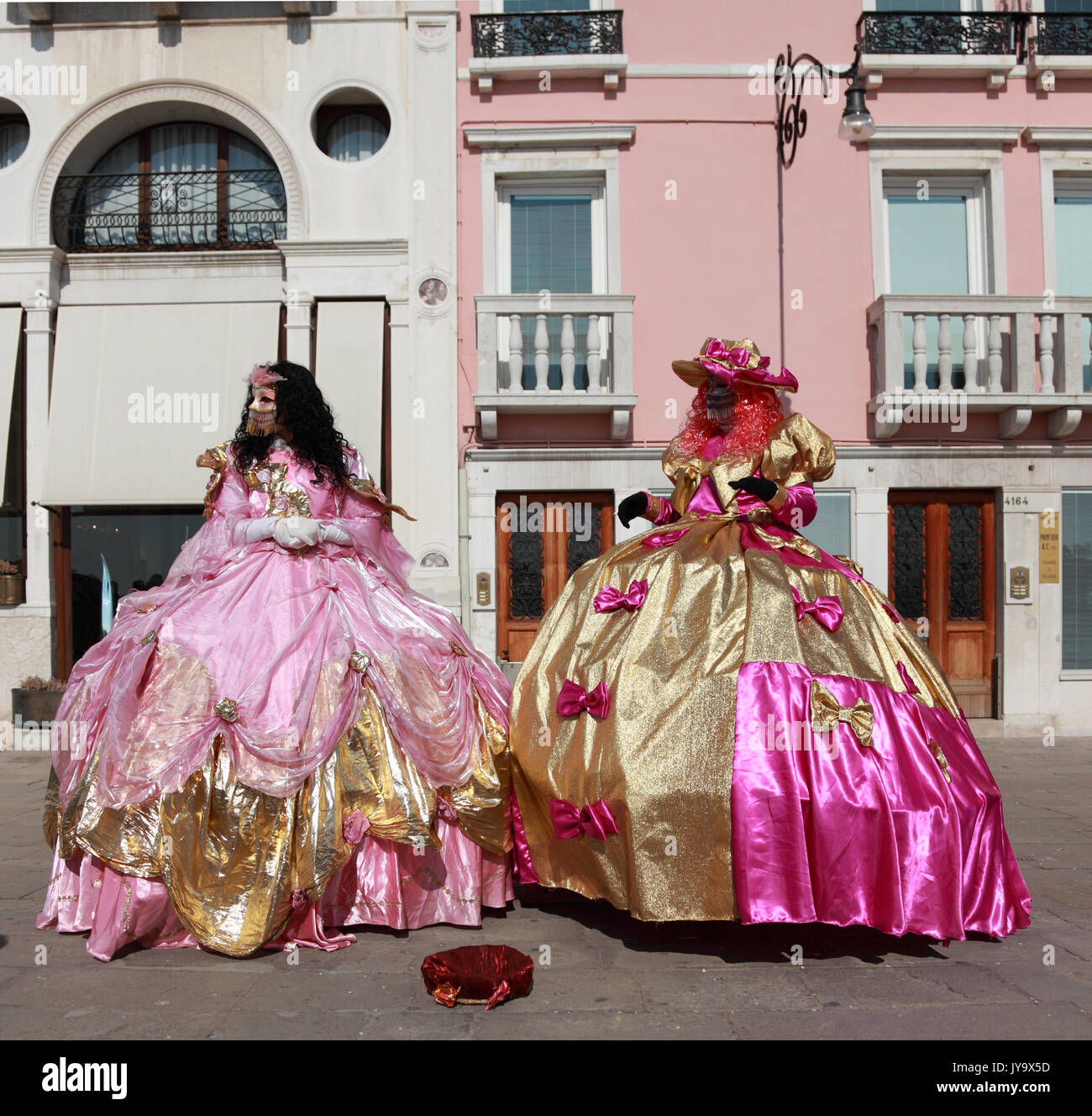 Venedig, Italien - 26. Februar 2011: Bild von zwei Frauen mit venezianischen Masken und komplizieren Kleider während des Karnevals von Venedig der Karneval von Venedig (C Stockfoto