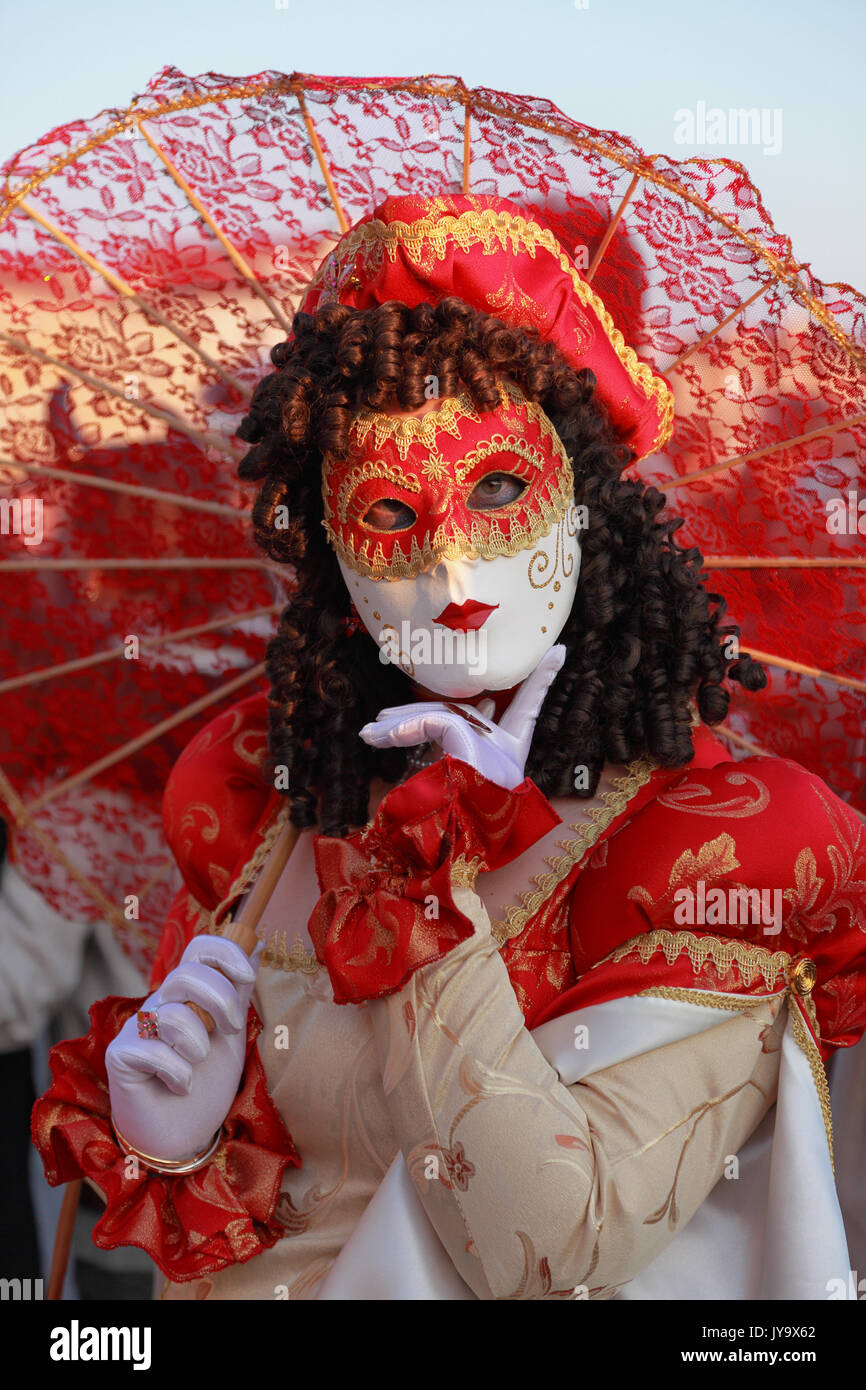 Venedig, Italien, 26. Februar 2011: Porträt einer Person tragen eine charakteristische Masken im Karneval von Venedig Nächte. Der Karneval von Venedig (Carne Stockfoto