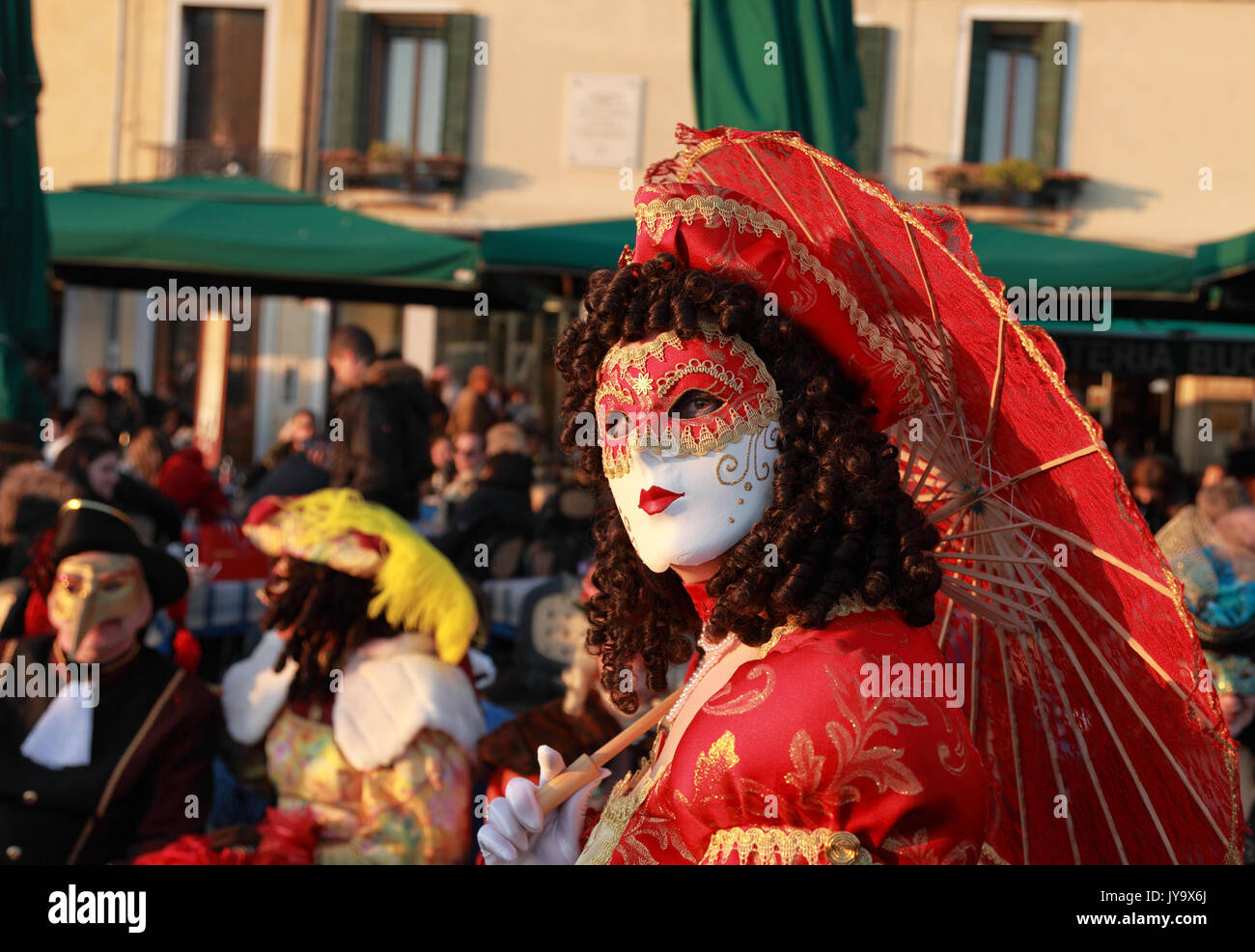 Venedig, Italien, 26. Februar 2011: Porträt einer Person tragen eine charakteristische Masken auf Sestiere Castello in Venedig im Karneval Tage. Der carniv Stockfoto