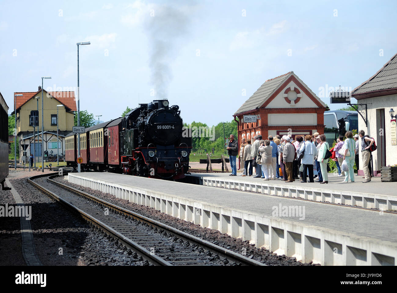 99 6001-4 bringt die ECS, Form werden die 13:57 Service für Hasselfelde in Gernrode station. Harzer Schmalspurbahnen. Stockfoto