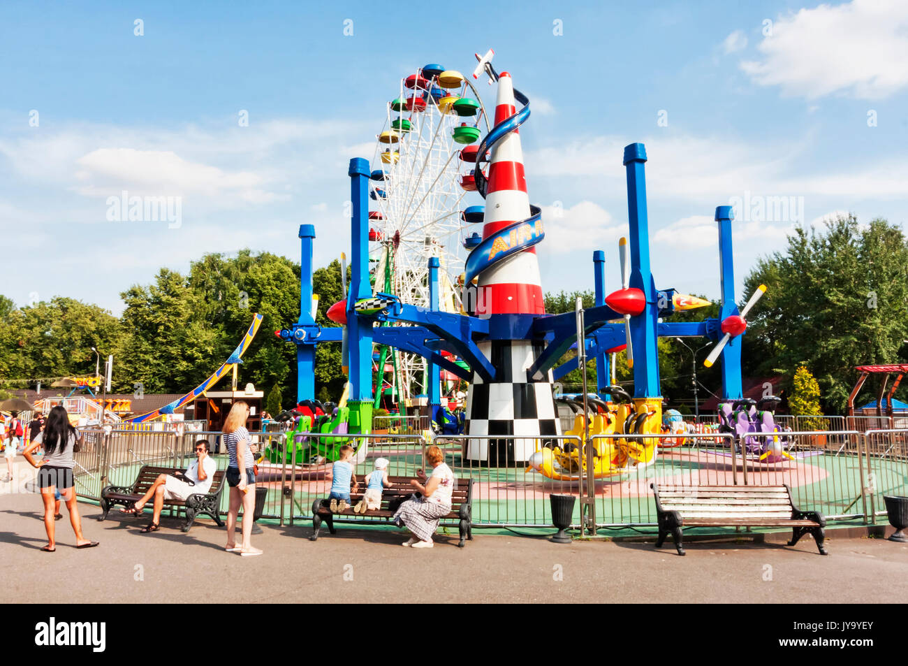 Moskau, Russische Föderation - August 2, 2017: Sokolniki Park mit Menschen genießen Sie die Sehenswürdigkeiten Park fahren Stockfoto