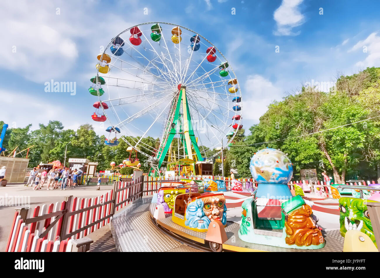 Moskau, Russische Föderation - August 2, 2017: Sokolniki Park mit Menschen genießen Sie die Sehenswürdigkeiten Park fahren Stockfoto