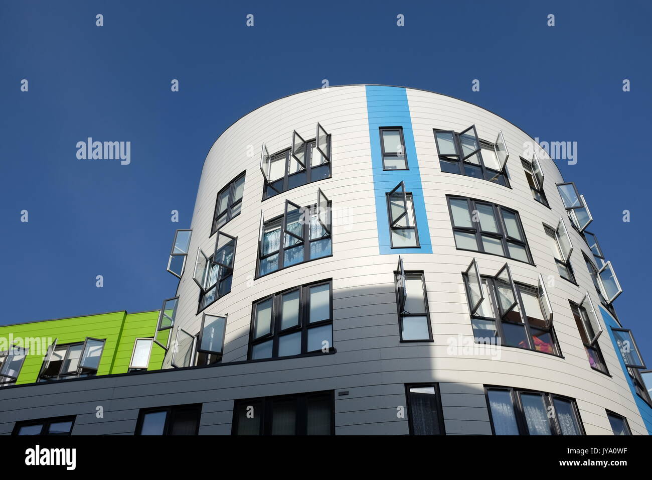 Apartment Tower Gebäude mit dem Windows an einem heißen Sommertag öffnen Stockfoto