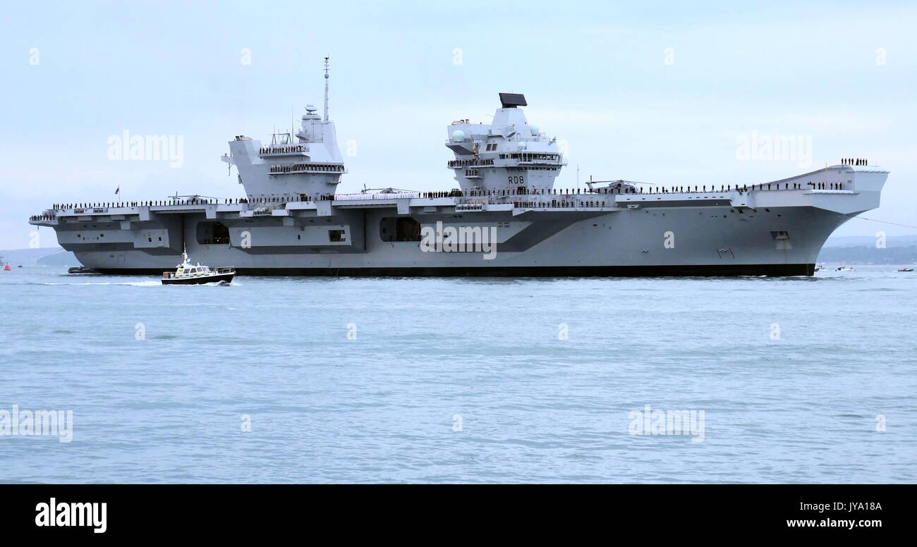AJAXNETPHOTO. 16. AUGUST 2017. PORTSMOUTH, England. - Der größte Kriegsschiff der Royal Navy SEGEL IN HOME PORT-HMS KÖNIGIN ELIZABTH, DAS ERSTE VON ZWEI 65.000 Tonnen, 900 m lang, STATE-OF-THE-ART FLUGZEUGTRÄGER segelte in Portsmouth Naval Base in den frühen Stunden des Morgens, sanft drückte und drängte durch sechs Schleppern in ihre neuen Liegeplatz auf der Princess Royal Jetty. Die £3 Mrd. FFR, das größte Kriegsschiff, das jemals gebaut wurde für die Royal Navy, KAM AN BEI IHR ZU HAUSE PORT ZWEI TAGE VOR IHREM URSPRÜNGLICHEN ZEITPLAN angekommen. Foto: Jonathan Eastland/AJAX REF: GX 171608 297 Stockfoto