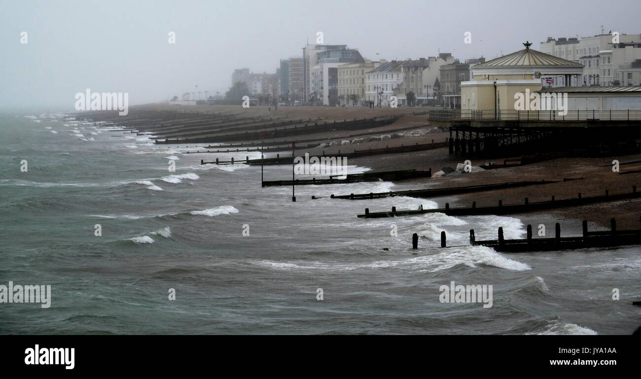 AJAXNETPHOTO. 2017. WORTHING, England. - Rauhe See zerschlägt Küste - STÜRMISCHE HÄMMER die steilen KIESSTRAND GESCHÜTZT VOR EROSION VON ZAHLREICHEN HOLZ- BUHNEN. Foto: Jonathan Eastland/AJAX REF: GX 171608_233 Stockfoto