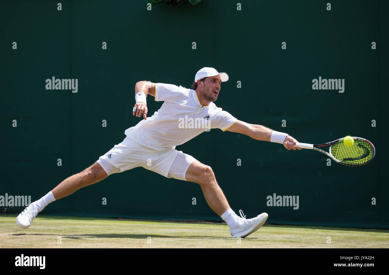 Mischa Zverev in Aktion bei Wimbledon, London, England, Vereinigtes Königreich. Stockfoto