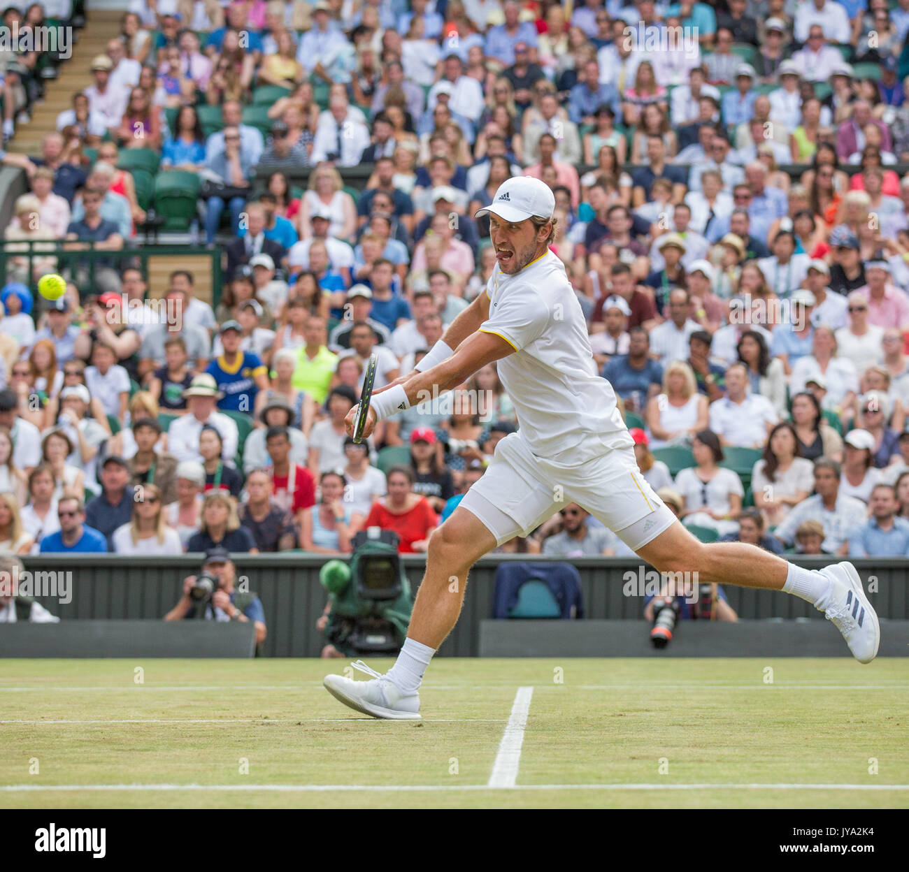 Mischa Zverev in Aktion bei Wimbledon, London, England, Vereinigtes Königreich. Stockfoto