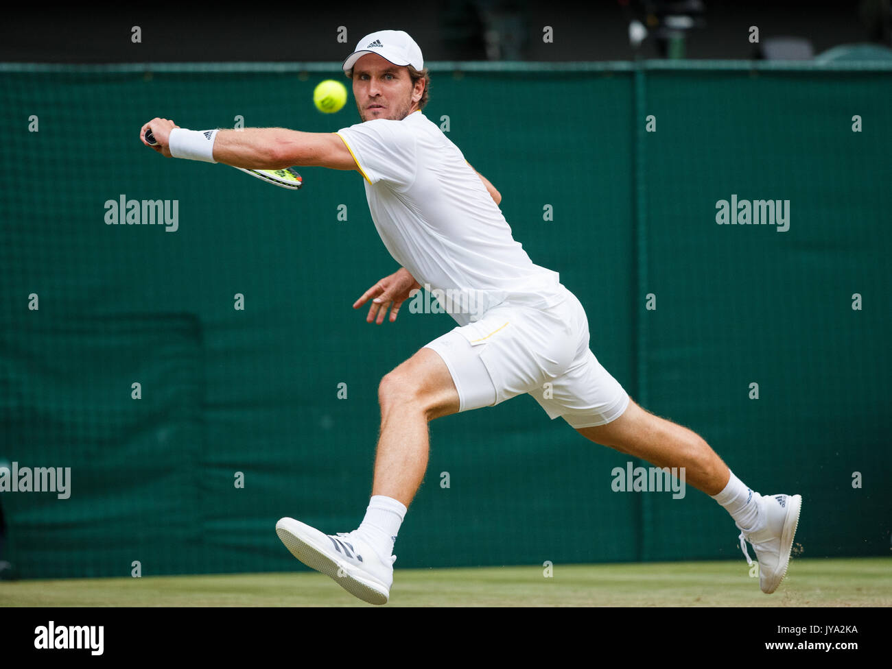 Mischa Zverev in Aktion bei Wimbledon, London, England, Vereinigtes Königreich. Stockfoto