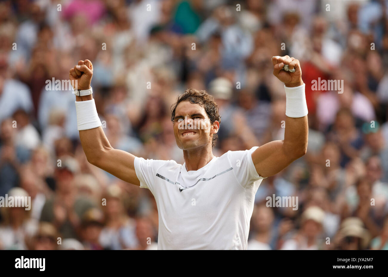 Rafael Nadal streckt seine Arme auf und jubelt nach seinem Sieg in Wimbledon Tennis Championships 2017, London, England, Vereinigtes Königreich. Stockfoto