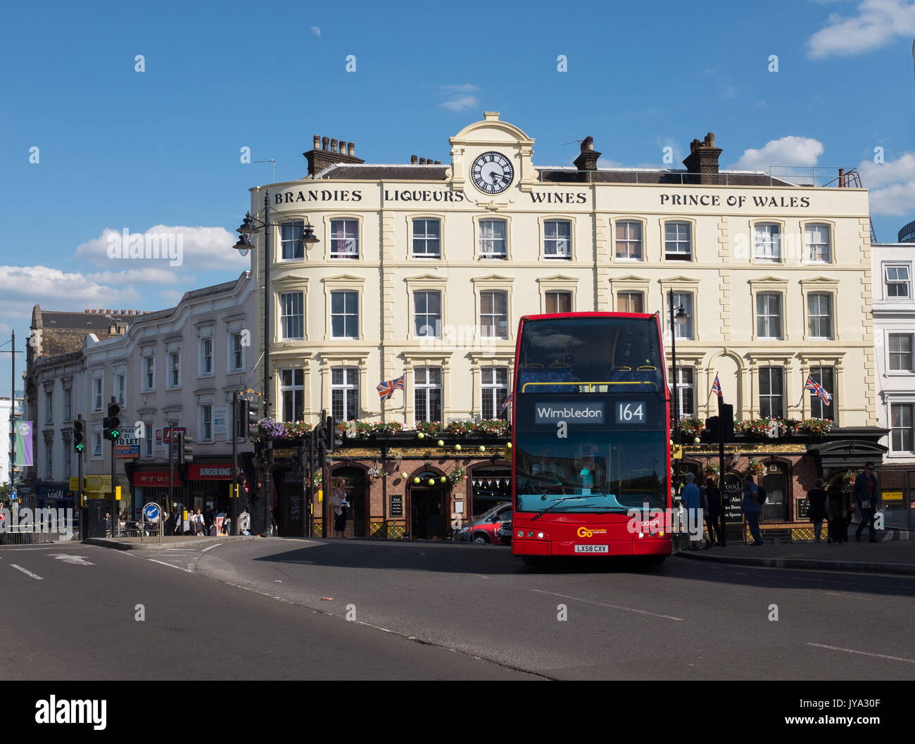 Double Decker Bus vor der Prinz von Wales Pub, Wimbledon, London, England, Vereinigtes Königreich. Stockfoto