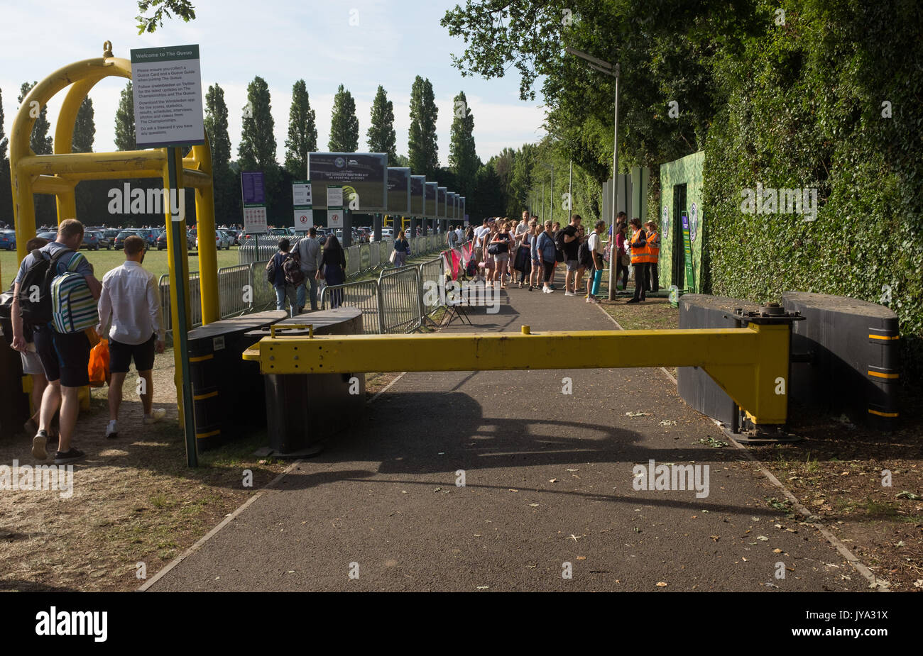 Tennis Fans stehen in der Warteschlange in der Wimbledon Championships 2017, London, England, Vereinigtes Königreich. Stockfoto