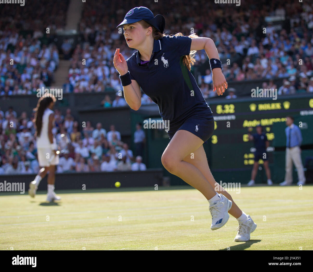 Ball Mädchen läuft auf Tennisplatz Wimbledon Championships 2017, London, England, Vereinigtes Königreich. Stockfoto