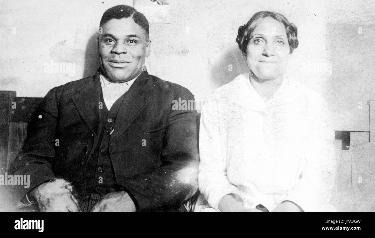 Afroamerikanisches Paar auf einer Bank sitzend, Nahaufnahme, beide lächelnd, 1932. Stockfoto