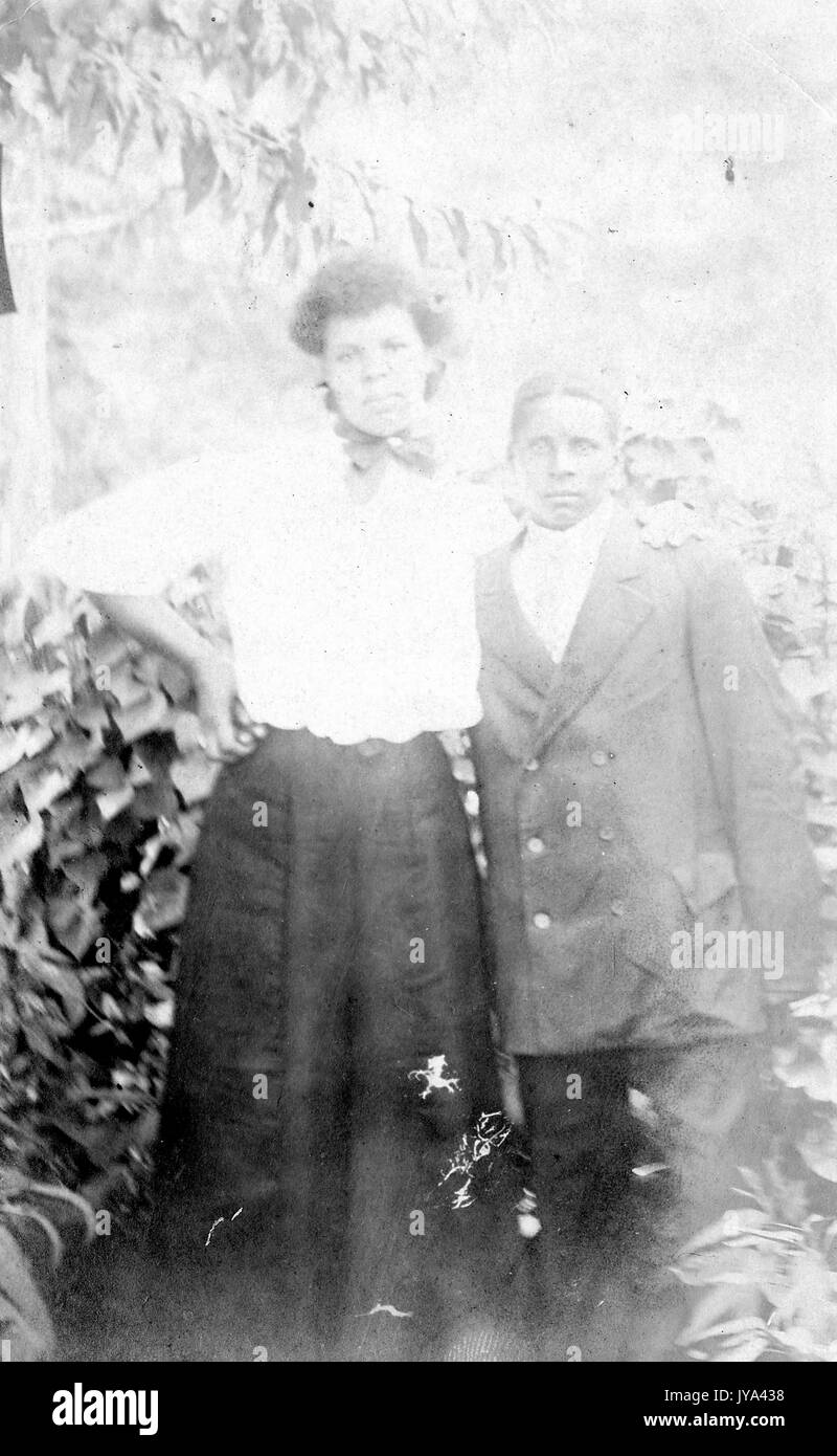 Afrikanische amerikanische Mann und Frau gemeinsam Vor der Hecke, original Foto sehr überbelichtet, 1915. Stockfoto
