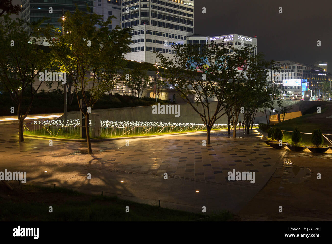 Die led Rose garedn außerhalb von Dondaemun Design Center in Seoul, Südkorea. Stockfoto