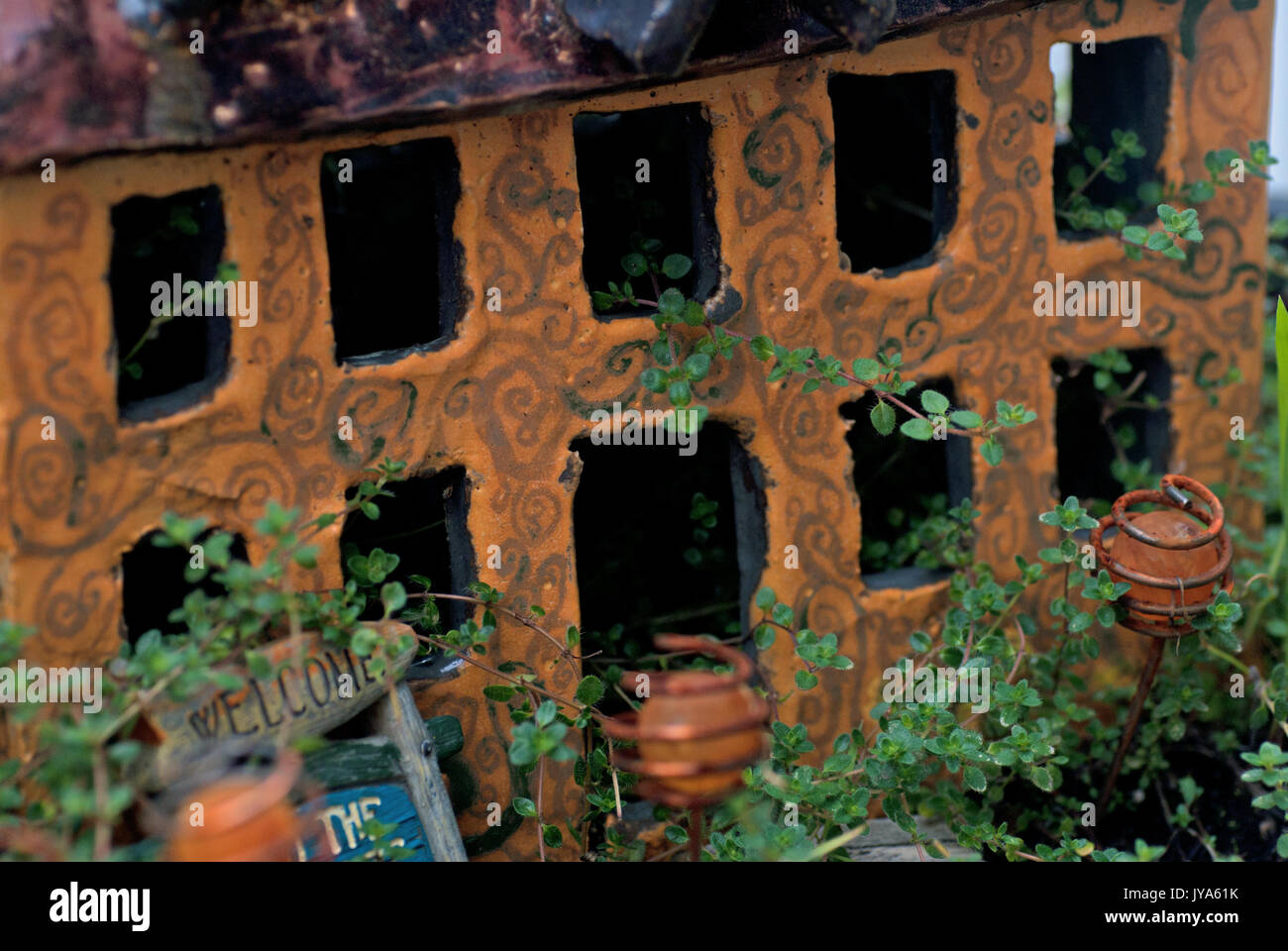 Gelb Keramik Märchen Haus in einem grünen Garten Stockfoto