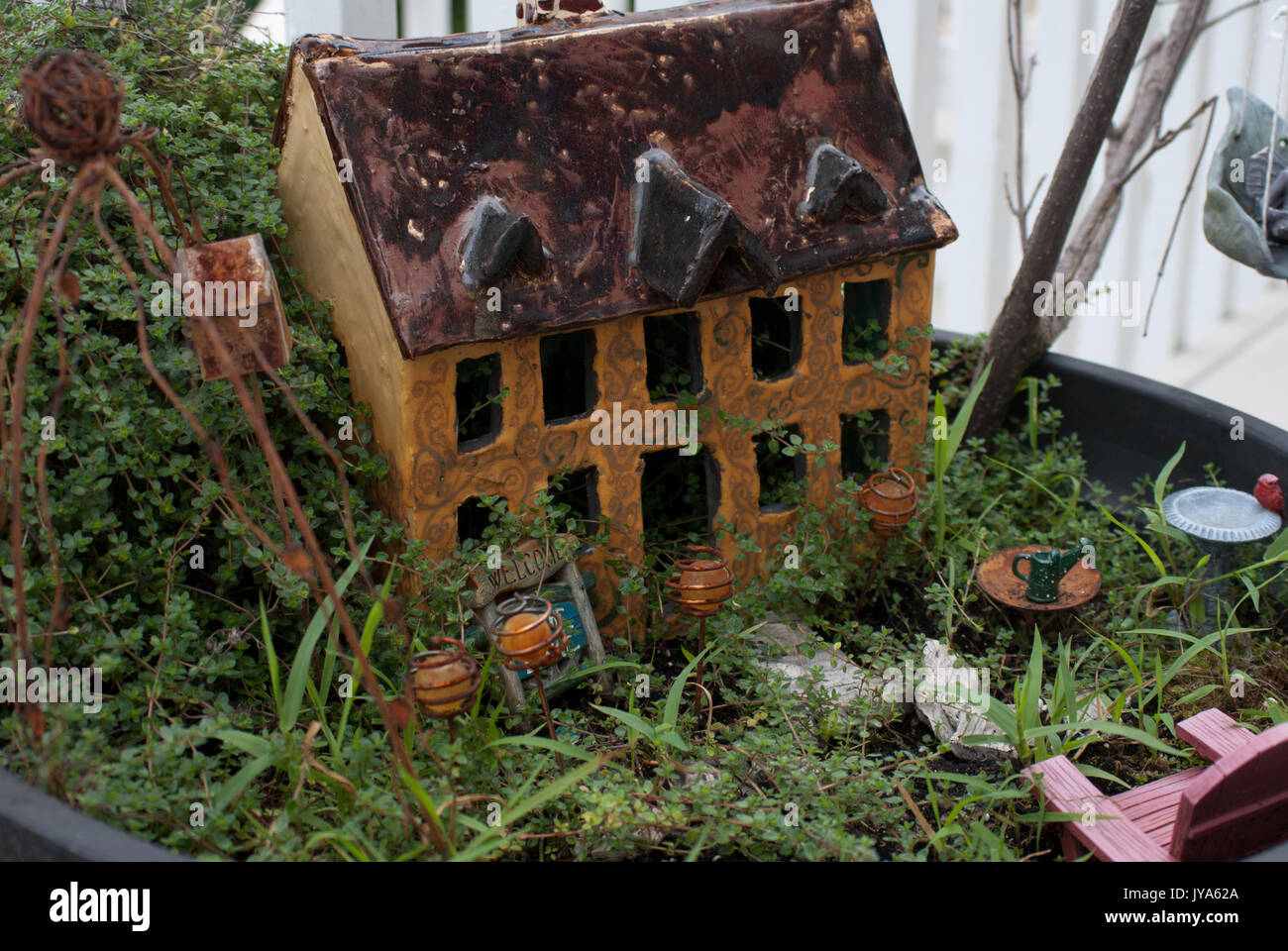 Gelb Keramik Märchen Haus in einem grünen Garten Stockfoto