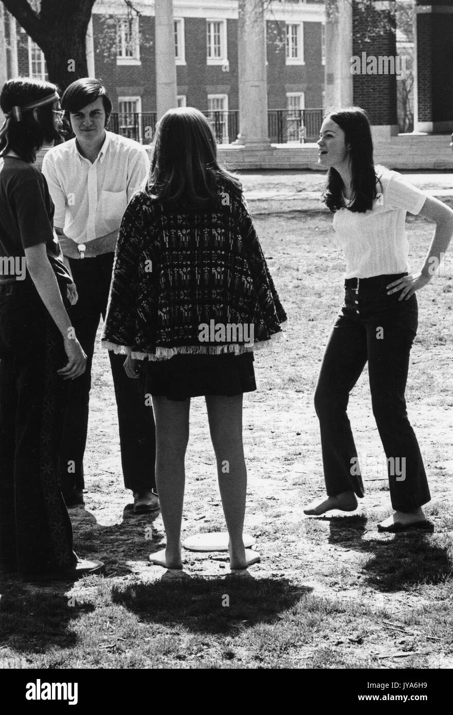 Ein Foto von Studenten der Johns Hopkins University, die sich in den ersten Jahren des Studiengangs Frauen auf einem Quad treffen, in Baltimore, Maryland. 1970. Stockfoto