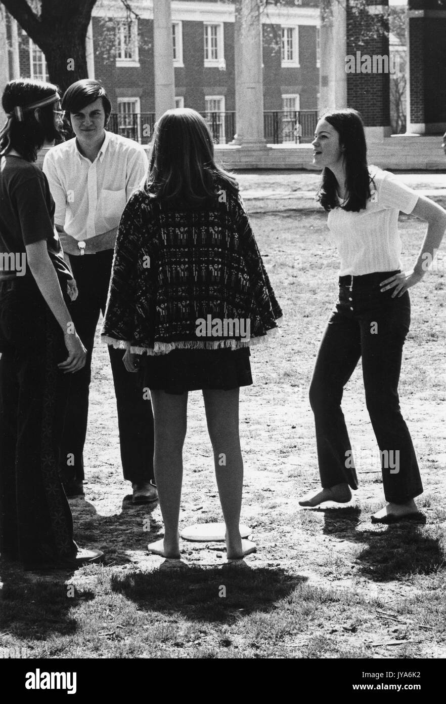 Ein Foto von Studenten der Johns Hopkins University, die sich in den ersten Jahren des Studiengangs Frauen auf einem Quad treffen, in Baltimore, Maryland. 1970. Stockfoto