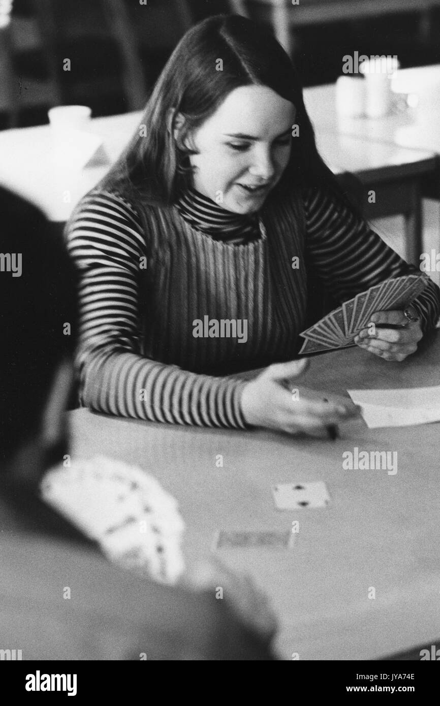 Ein Foto von einer weiblichen Undergraduate an der Johns Hopkins University, die in den ersten Jahren des Studiengangs der Aufnahme von Frauen in Baltimore, Maryland, Karten spielt. 1970. Stockfoto