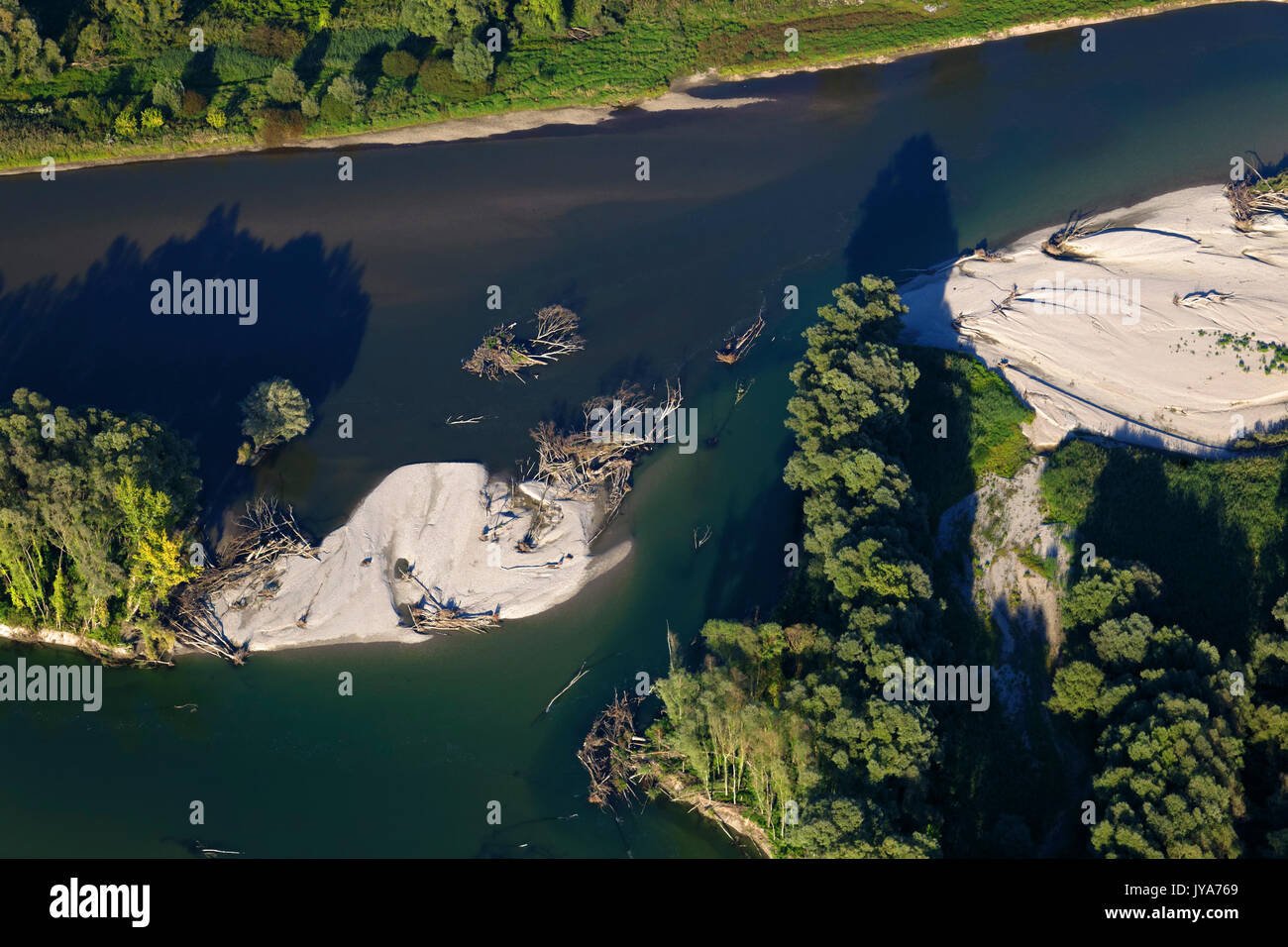 Luftaufnahme von Serosion und Sedimentation, die den Kies produziert Bars auf dem natürlichen Fluss (Drau) Stockfoto