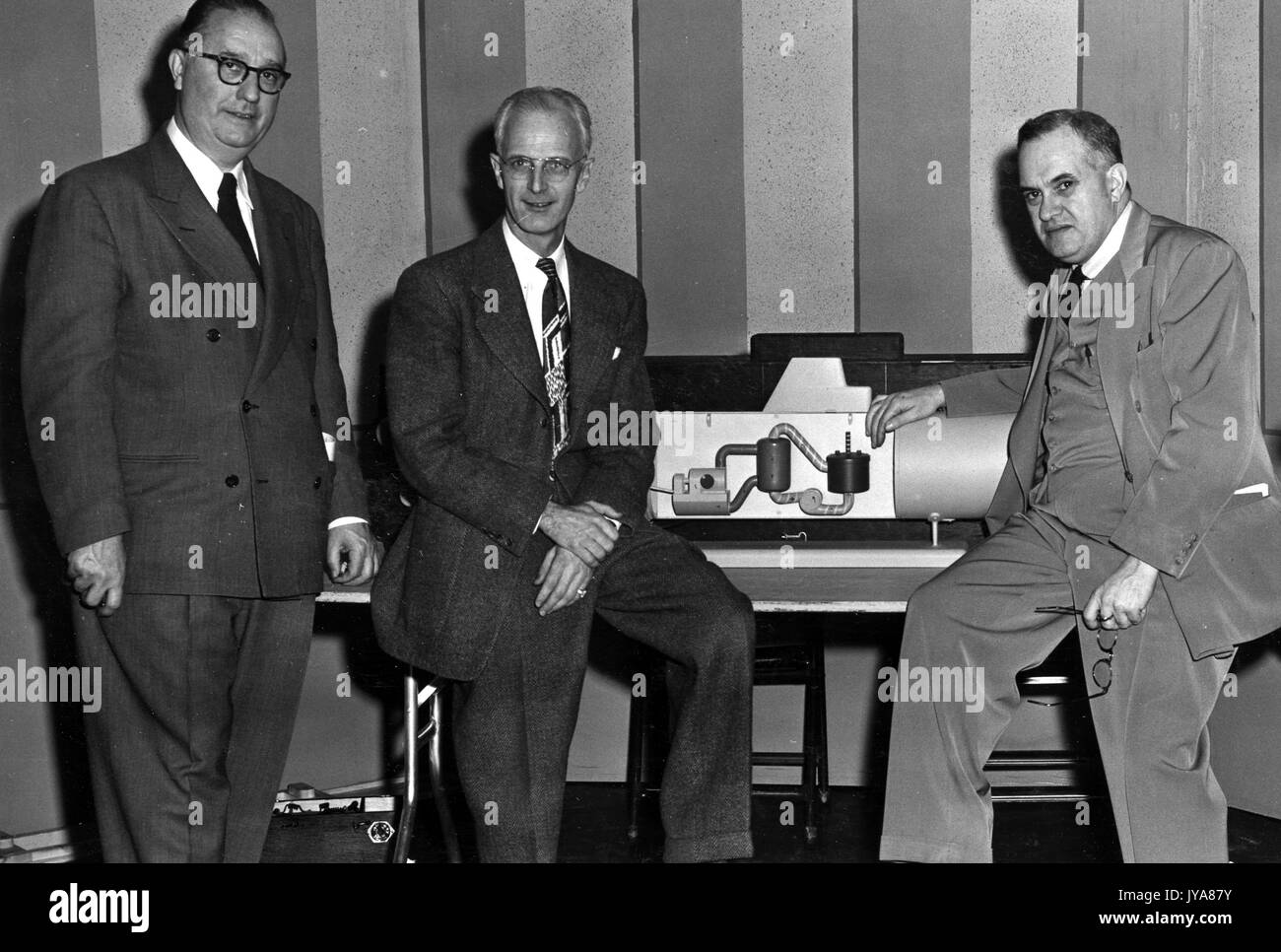 "Die atomare U-Boot'-Segment aus dem Fernsehen zeigen die Johns Hopkins Science Review, mit amerikanischen TV-Host Lynn Poole (Mitte); Dr. Donald Loughridge (links), die Armys Wissenschaftlicher Berater; und Charter Heslep (rechts) der Atomic Energy Commission, Dezember, 1952. Stockfoto