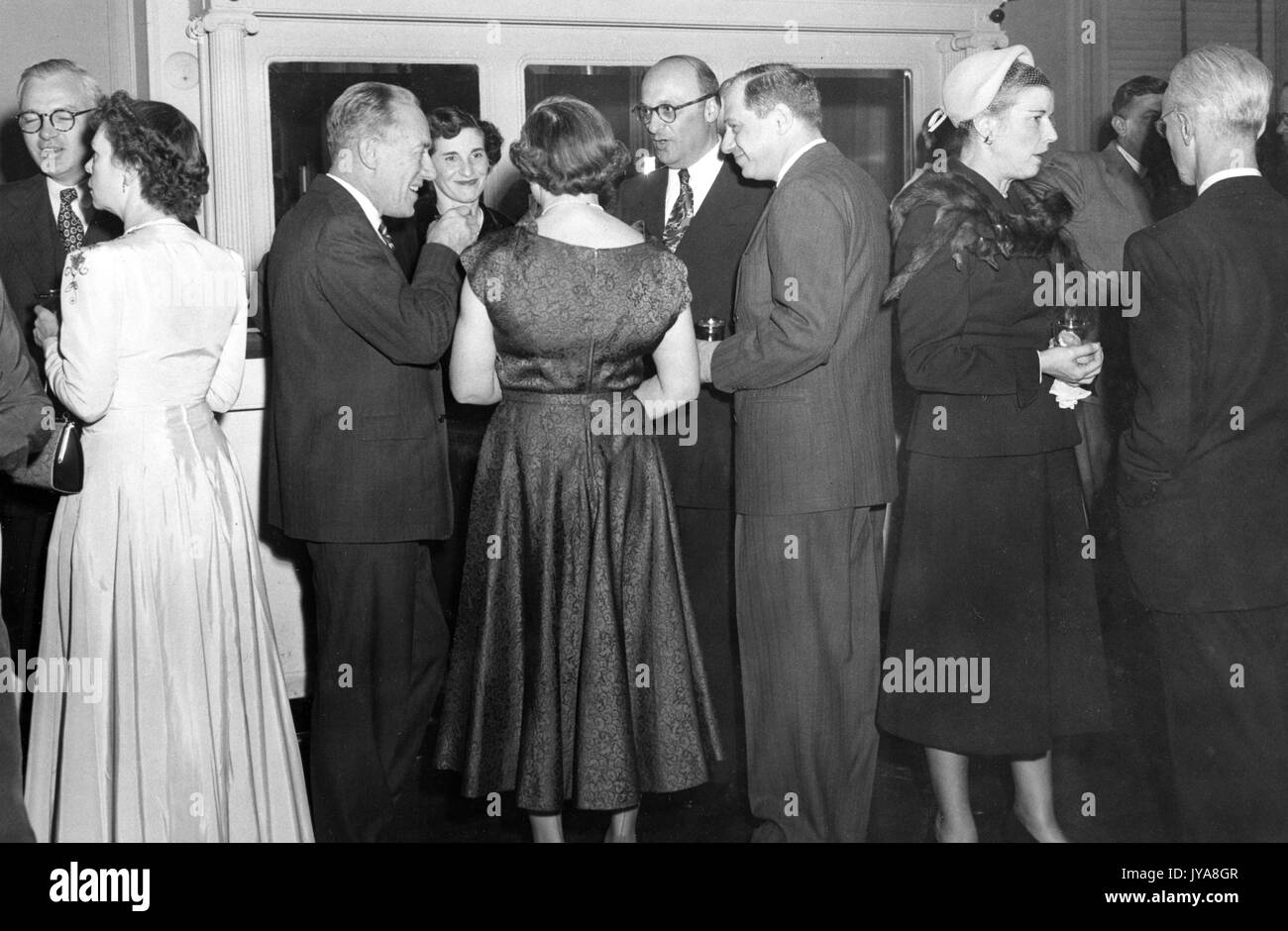 Eine Versammlung von Kollegen für das Fernsehen zeigen die Johns Hopkins Science Review, einschließlich der amerikanischen TV-Host Lynn Poole (am weitesten rechts), 1951. Stockfoto
