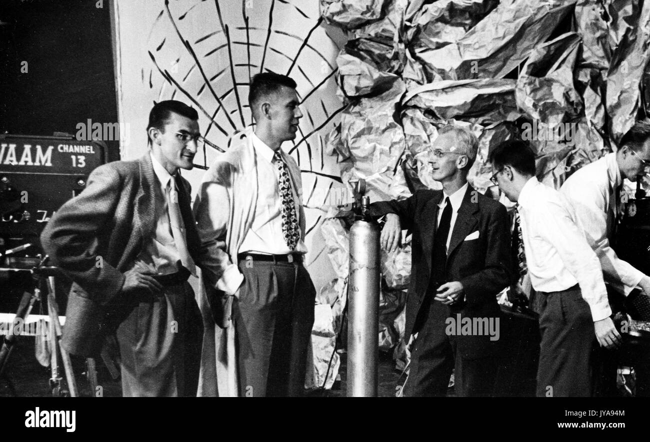 Satz von der Johns Hopkins Wissenschaft TV-Programm zu überprüfen, mit Professoren für Psychologie Dr. Cliff Morgan (zweiter von links) und Dr. Robert ein McCleary (Zweite von rechts) sowie das amerikanische Fernsehen host Lynn Poole (Mitte), 1951. Stockfoto