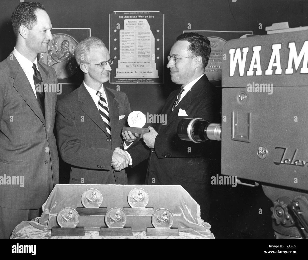 Das amerikanische Fernsehen host Lynn Poole (Mitte) und Gäste auf der Johns Hopkins Wissenschaft TV-Programm zu überprüfen, 1951. Stockfoto